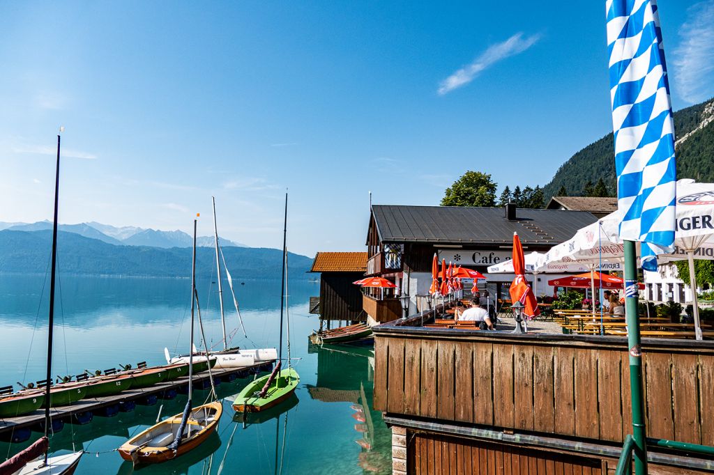 Gemütlich einkehren - Was für ein wundervoller Blick über den Walchensee. - © alpintreff.de - Christian Schön